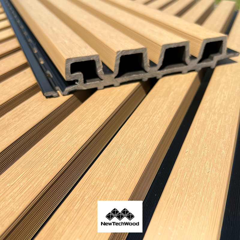 BARDAGE BOIS COMPOSITE BROSSÉ (H54) RCE RED CEDAR SUR FOND NOIR – UH156 34*185*3500