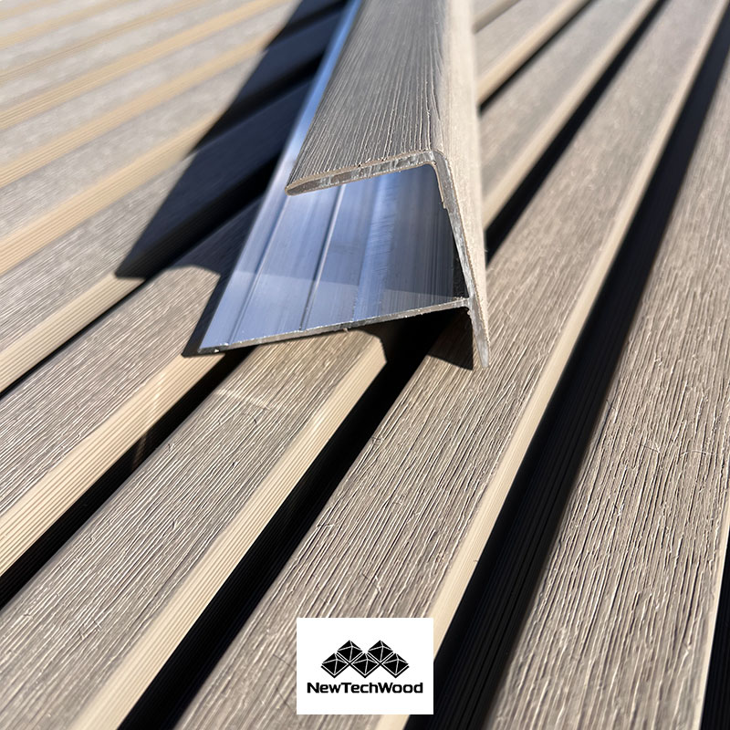 ACCESSOIRE BARDAGE BOIS COMPOSITE BROSSÉ (H54) AT ANTIQUE GREY – CA212 PROFILE EXTRÉMITÉ 37*94*3000