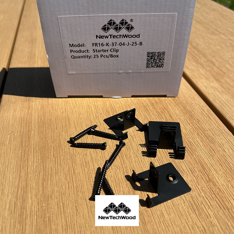 ACCESSOIRES TERRASSE INOX – K-37-04-J-25-B – VISSAGE LATÉRAL POUR TERRASSE COMPOSITE BOITE DE 25 CLIPS + 25 VIS INOX A2 4,2*30MM. BESOIN : 2,5 CLIPS PAR ML POURTOUR CÔTÉ LONG. ENTRAXE LAMBOURDES 40 CM.4,2*30