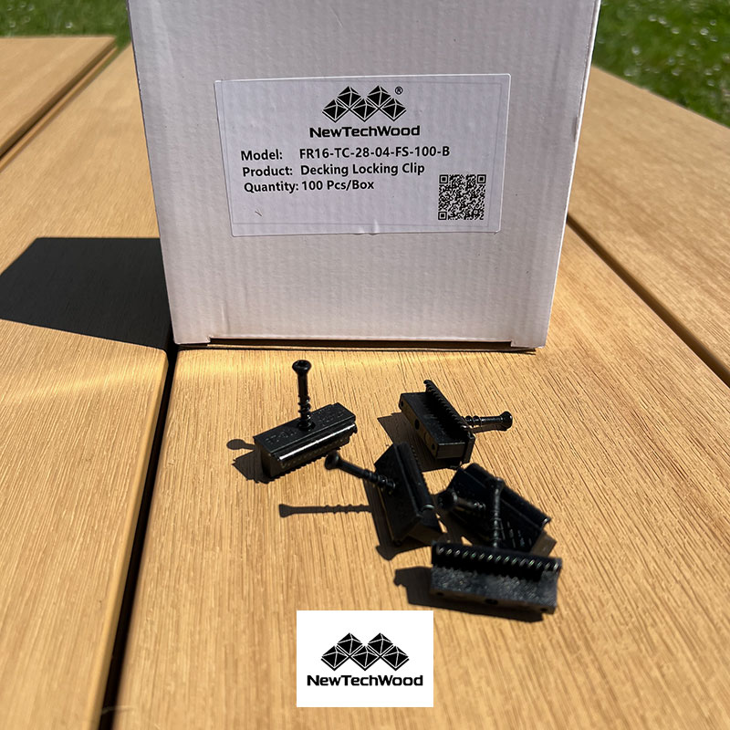 ACCESSOIRES TERRASSE INOX – TC-28-04-FS CLIPS AVEC VIS ET EMBOUT, POUR TERRASSE COMPOSITE SUR LAMBOURDE BOIS BOITE DE 100 CLIPS + 100 VIS INOX A2 4,2*35MM. BESOIN : 20 CLIPS M2. ENTRAXE LAMBOURDES 40 CM.4,2*35