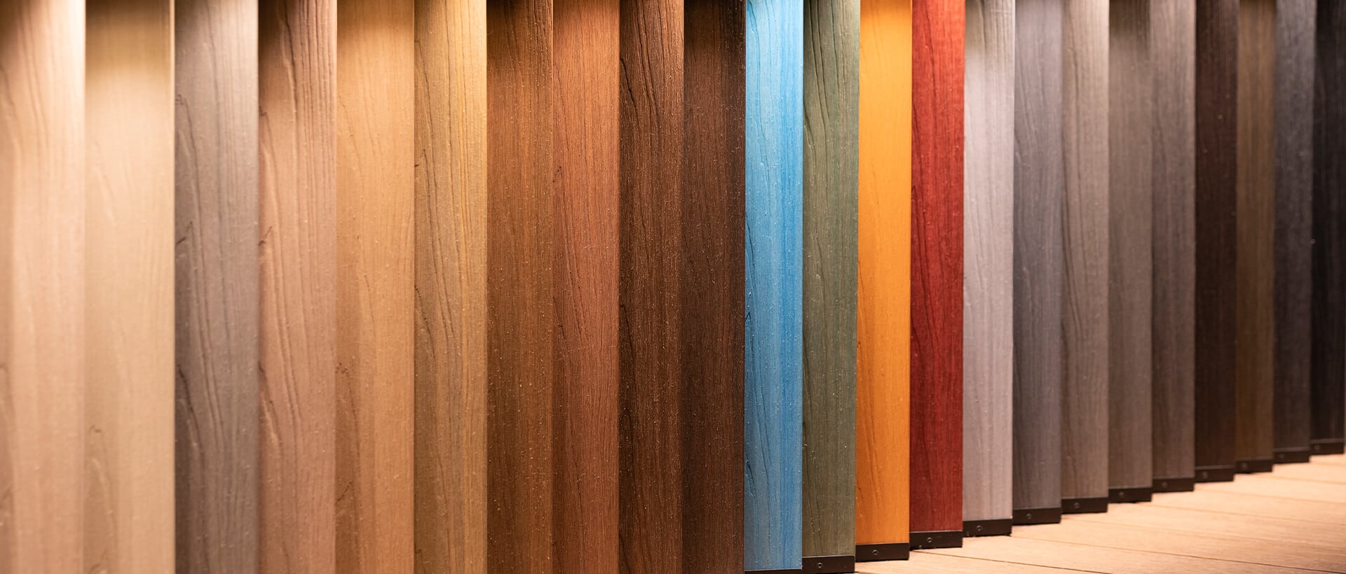 Echantillons de lames en bois composite NewTechWood dans differents coloris