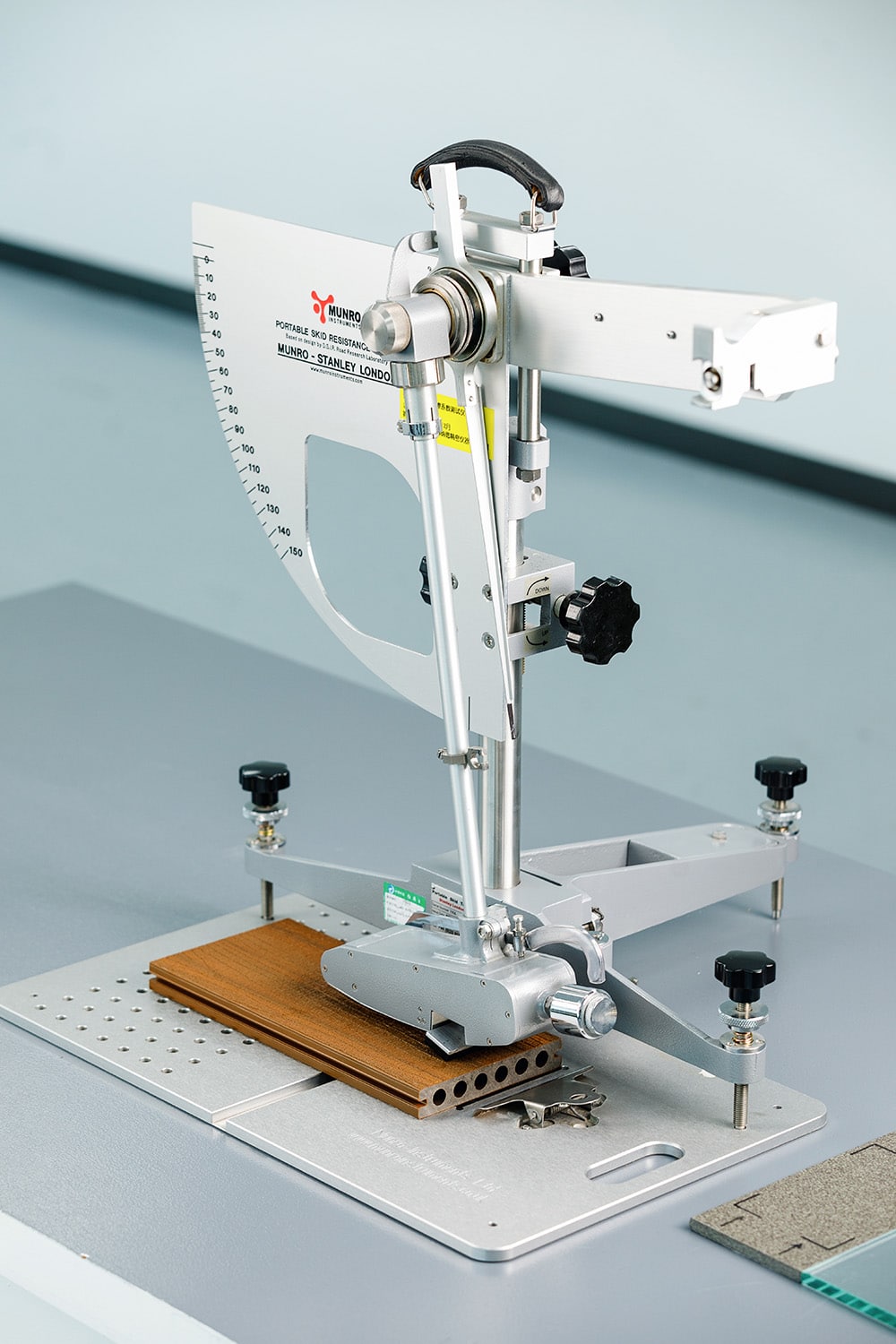 Test de résistance au glissement au pendule SRT sur lame composite NewTechWood